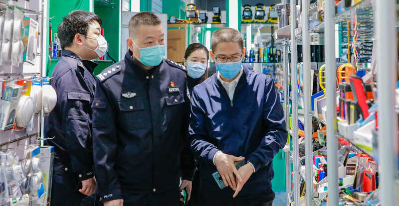 市公安局经侦支队副支队长王广平深入集团走访