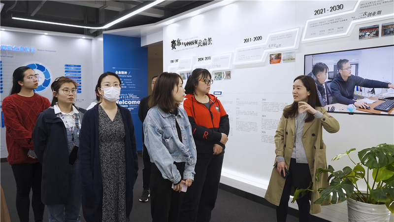 优途组织员工参观集团文化展厅