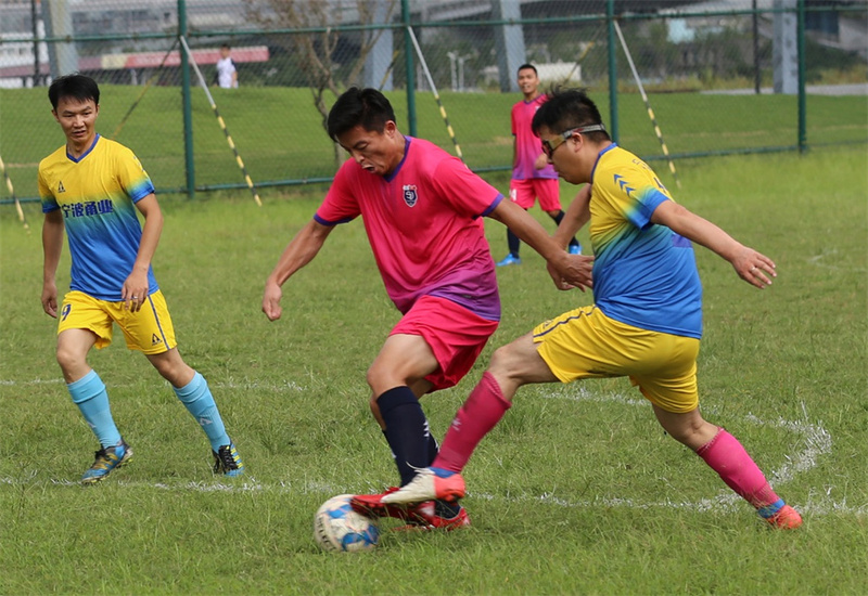集团足球队赢得高新区八人制足球赛小组首轮胜利