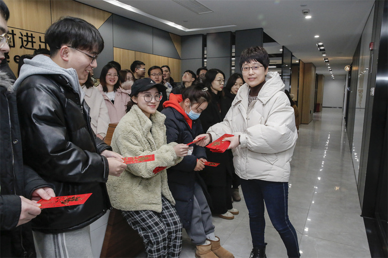 绿时笑开吉祥门 虎年喜迎追梦人