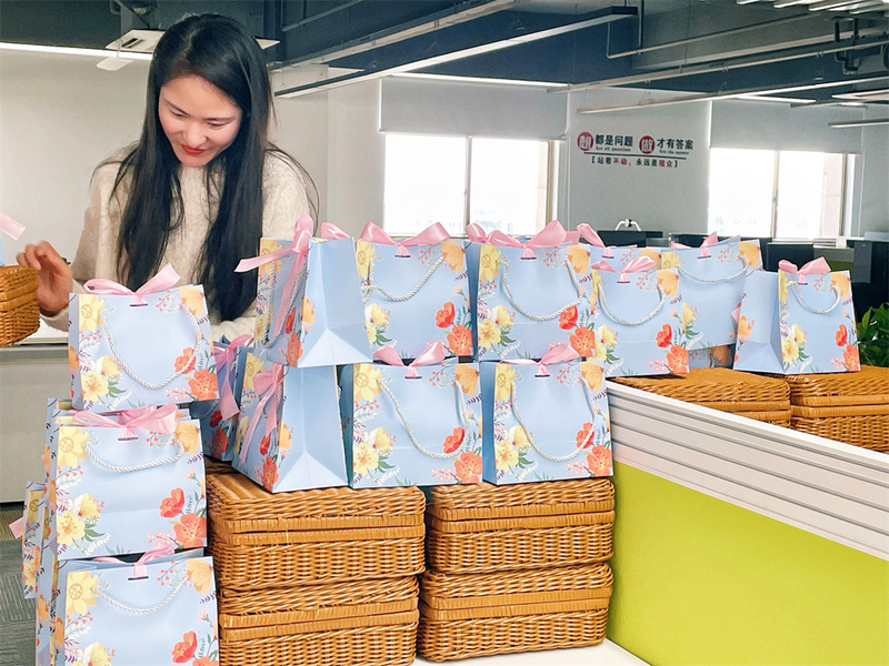 愿你如春水温柔，如芳华绽放